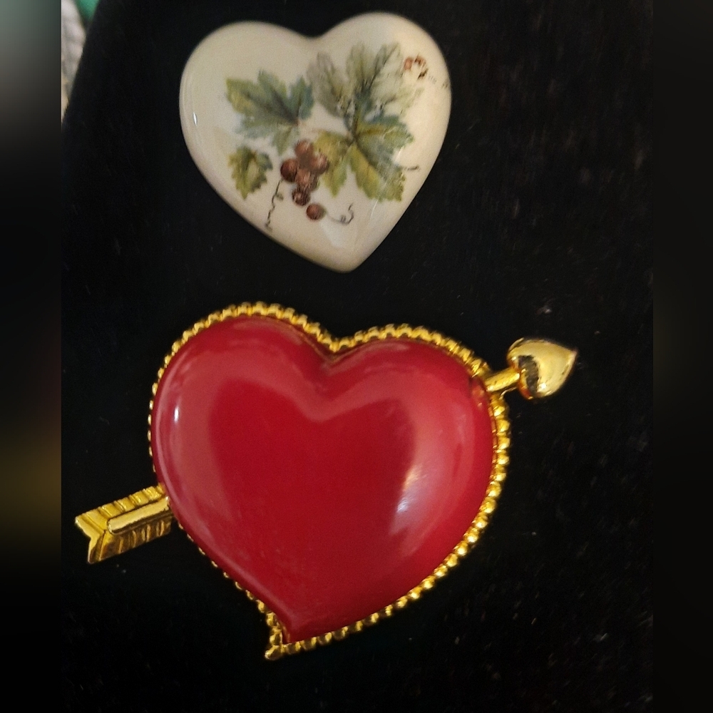 Heart Arrow Red Brooch  Unbranded Gold-Tone And  Brooch Grapes Vines